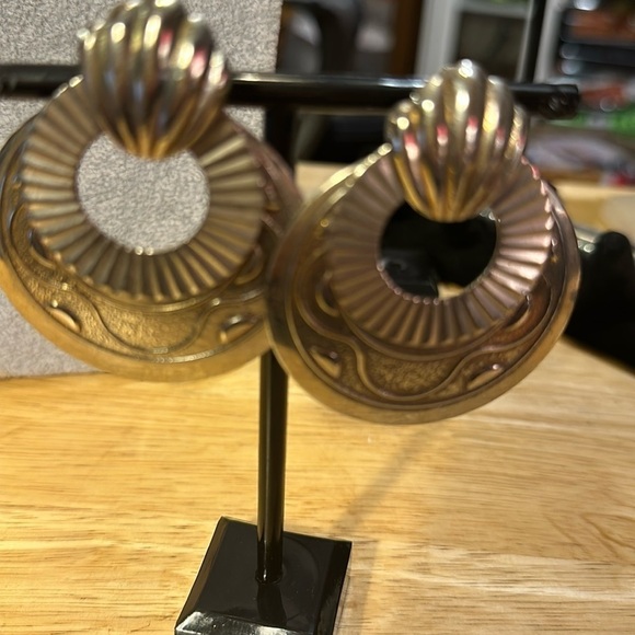 Beautiful pair of silver clipped earrings.​ - Picture 1 of 2